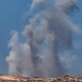 De la fumée s'élève à la suite d'une frappe aérienne israélienne dans la banlieue de Gaza, vue depuis le côté israélien de la frontière avec Gaza, dans le sud d'Israël, lundi. KEYSTONE/EPA/ATEF SAFADI